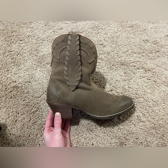 Ariat Roundup Boots - Picture 2 of 5